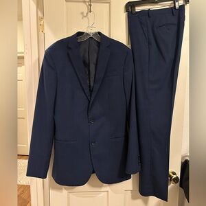 Navy JF J. Ferrar suite. 40S coat and 32x32 pant.